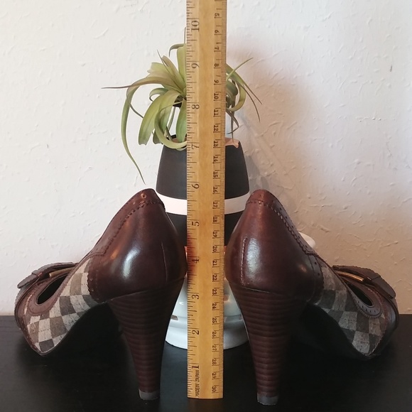 Tribeca by Kenneth Cole Heels with Toe Buckle - Picture 4 of 5